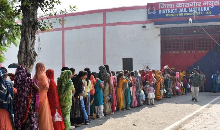 1,561 sisters visited their brothers in prison to apply tilak on their foreheads.