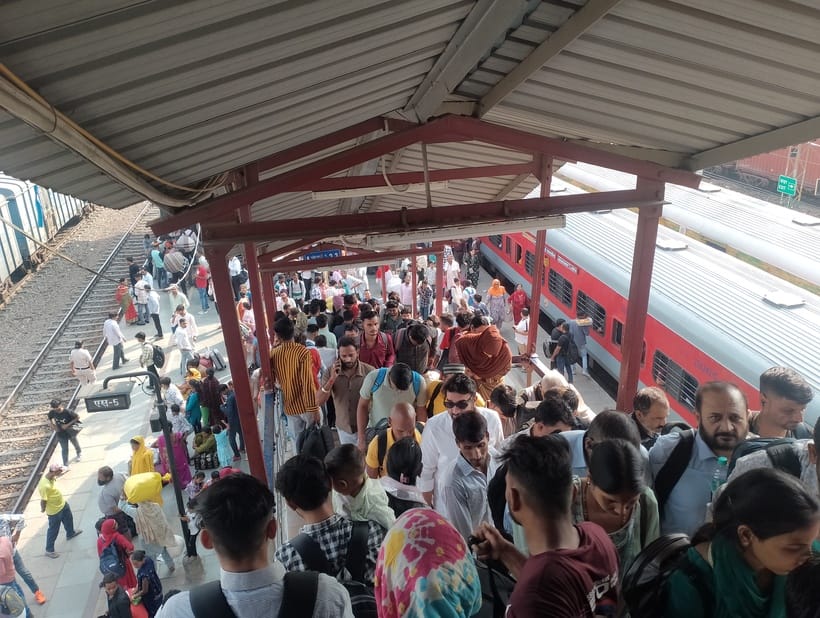 Fighting in Bihar-bound trains, halted for five minutes