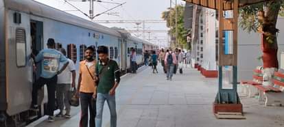 Kannur railway RPF officer assaulted Ex-soldier sleep ladies waiting room platform uniform camera smashed
