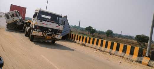 Two trolleys collided, the container fell on the road.