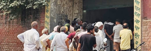 Crowds gathered at the sales center to buy wheat seeds, and were dispersed under police surveillance