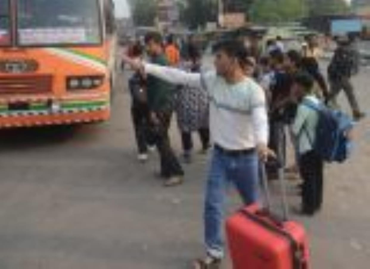 Women were troubled due to non-availability of buses on Bhai Dooj.