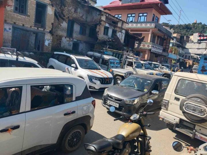 Randomly parked vehicles on the road in Bedi Nag are causing traffic jams.