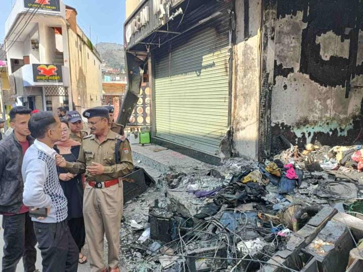 Fire breaks out in clothing store, all goods burnt to ashes