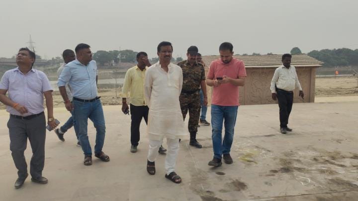 Gorakhpur News: Ground leveled at the ghat for the Chhath altar... worship materials will not be thrown into the river.