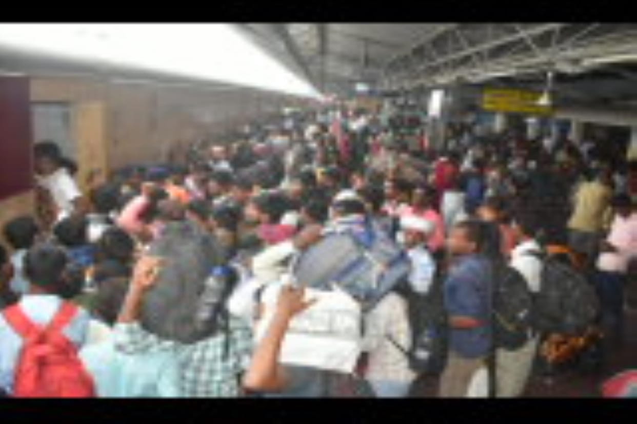 Gorakhpur News: Crowds gathered in trains going to Bihar... Passengers boarded the trains pushing and shoving.