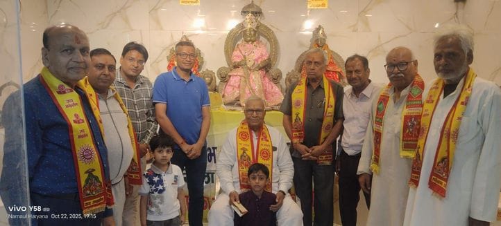Devotees performed aarti of Kuldevi and Maharaja Agrasen
