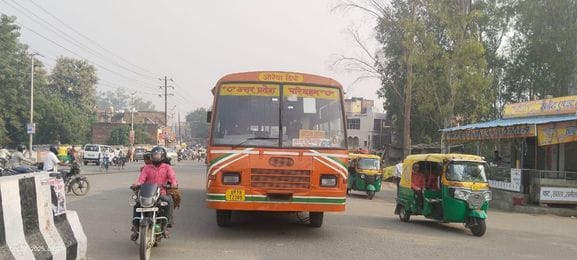 The wheels of the Baraunakala bus stopped in Dibiyapur due to the gear getting stuck.