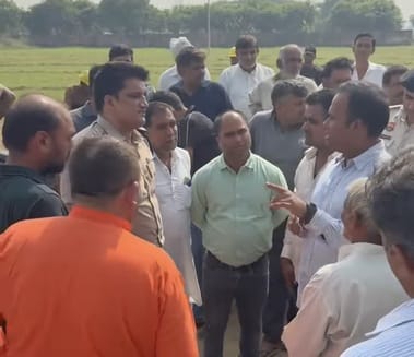 Farmers stopped the work of power grid line in Kharhar village.
