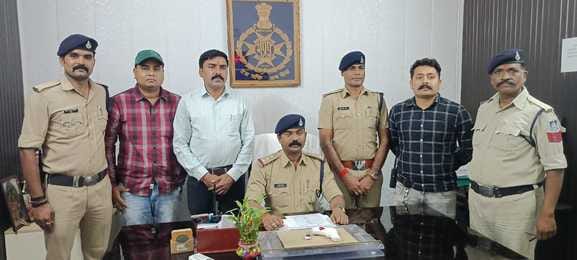 Four accused caught selling pistolsThey were doing an illegal deal to earn just ten thousand rupees,