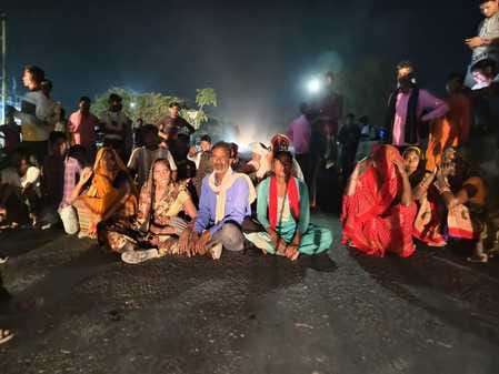 The family members blocked the highway by placing the body, the police chased them away.