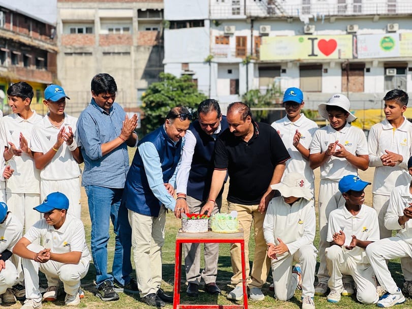 Cake cut in Dharamshala on the birthday of former minister Anurag