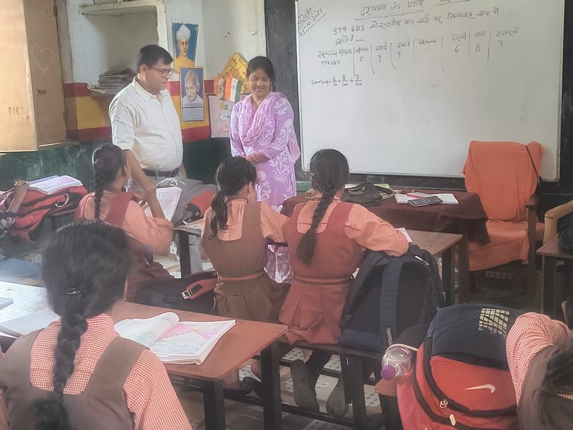 The city education officer arrived at the composite school, asked the students about the multiplication table and gathered information.