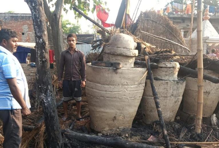 Four houses caught fire, household goods burnt