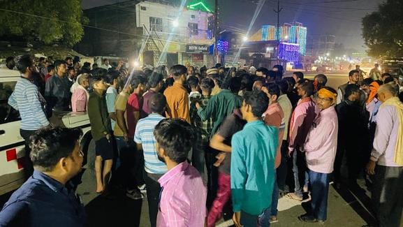 The body of the youth was placed and the road was blocked, leading to an altercation with the police.