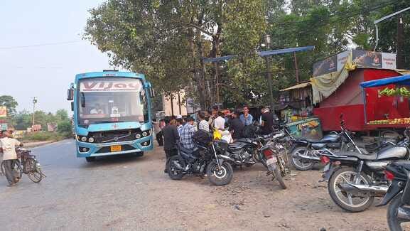 In the desire to reach home on Chhath, people faced jostling from train to bus.