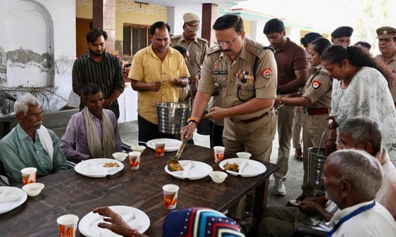 Police officers shared the joy of Diwali with the elderly.