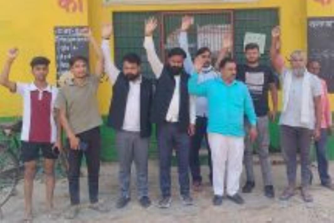 Farmers angry over not getting DAP, stage protest