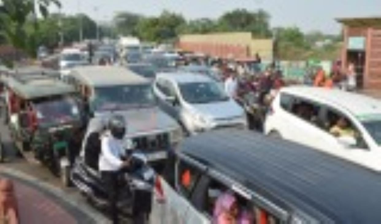 Sisters in distress on Bhai Dooj, traffic jams stretch from city to highway