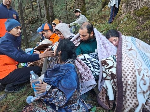 Family lost their way on their way to Old Kedarnath, spent the entire night in a cave