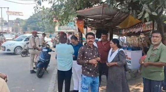 The thieves took away earrings and ring from Anganwadi worker by tricking her.