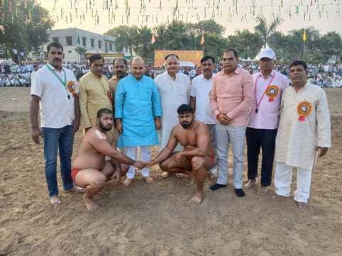 Wrestlers showed their strength in the wrestling match.
