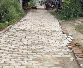 The road made of interlocking collapsed within two months.