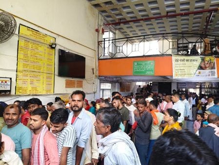 1200 patients reached the district hospital, had to stand in a long line