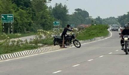 There are 15 illegal cuts along a five-kilometer stretch of the national highway between Kaptanganj and Kandrapur