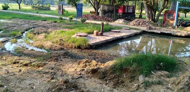 Due to the collapse of the manhole wall, dirty water is accumulating in the park, people are angry.