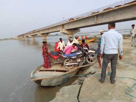 Construction of pontoon bridge delayed due to erosion in Ganga, farmers worried