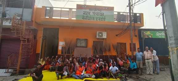 Sanitation workers, upset with the working style of the councilor's husband, went on strike.