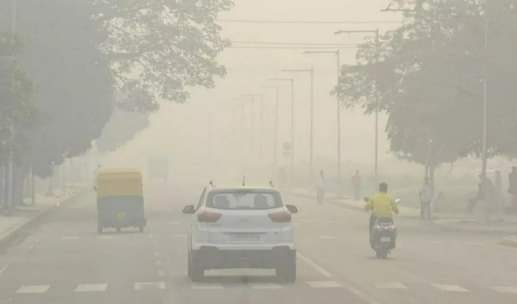 सुबह के समय छाई धुंध।