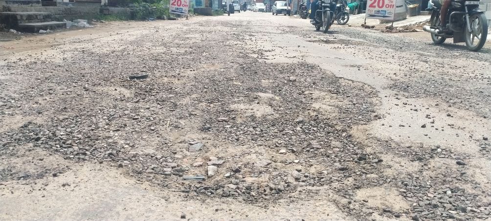 The road from Goshala to Masani Chowk is now full of potholes.