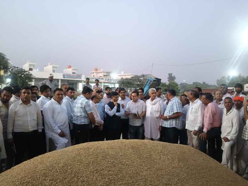 ACS Education Department Vineet Garg visited the grain market of Fatehabad