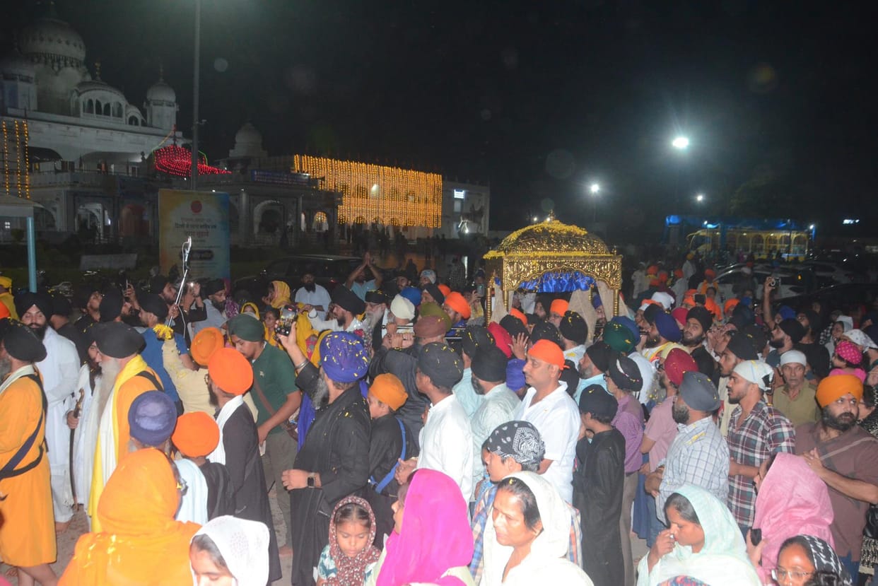 Gurucharan Yatra going from Delhi to Patna Sahib received a rousing welcome in Agra