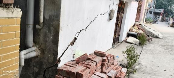Gorakhpur Godhoiya, Three more houses have developed cracks due to the digging of the drain.