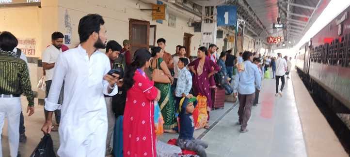 No room in trains for Chhath Puja; passengers stand at coach doors
