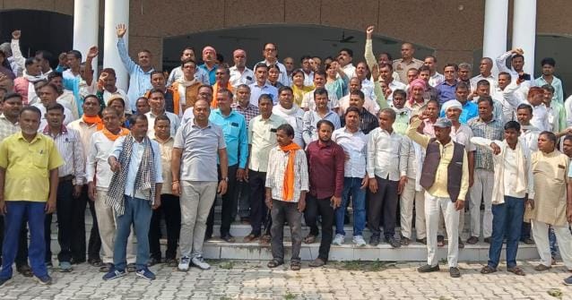 Cleaning workers demonstrated at the Collectorate regarding their demands.