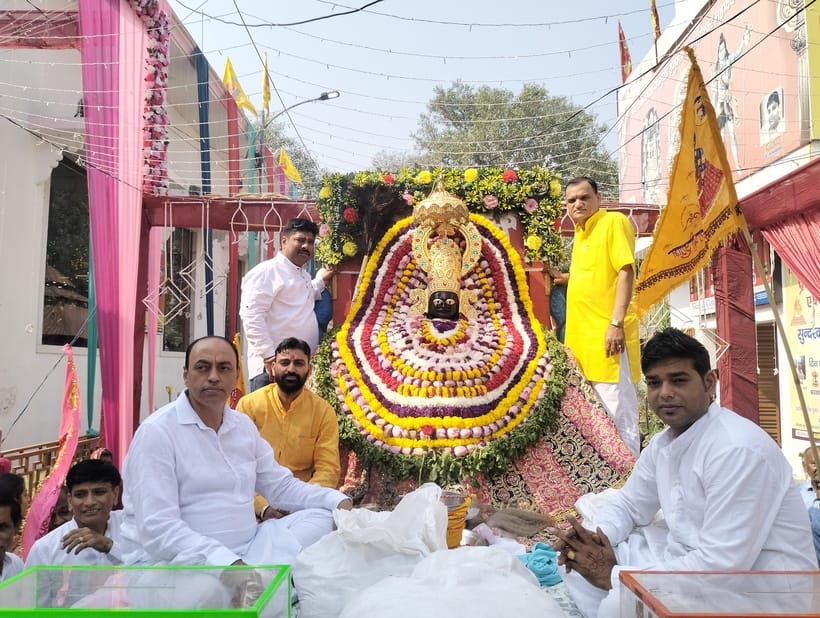 1,111 Shyam devotees took out a grand Nishan Yatra carrying the Shyam symbol in their hands.