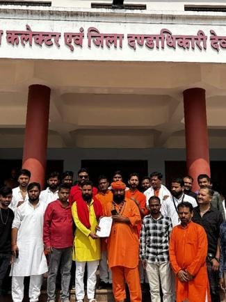 कार्रवाई के लिए दिए जा रहे ज्ञापन।