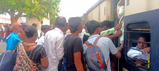 Seats are not available in Mahananda and Gomti, passengers are going to other stations by passenger train