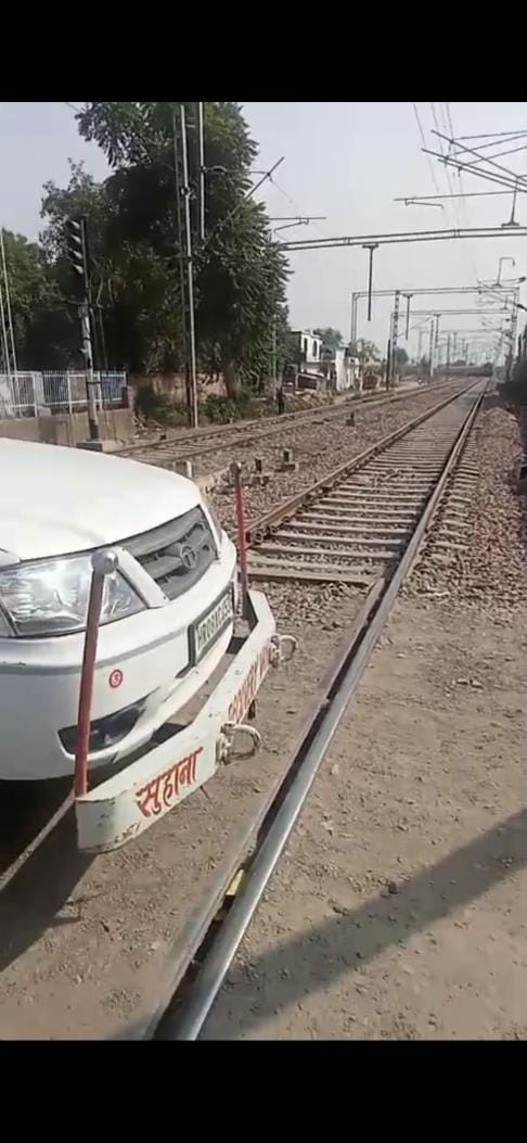 A Bolero vehicle got stuck between the gate due to the hub breaking, passengers' train wheels were stopped for half an hour