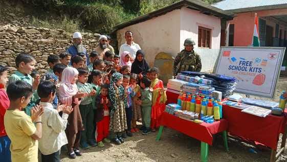 The children's faces lit up after receiving the teaching materials.
