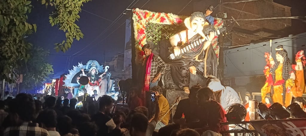 In the presence of forces from nine police stations, 181 idols were immersed till 2 am.