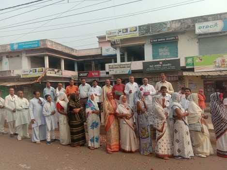 Silent seekers took out a morning procession in Mauranipur.
