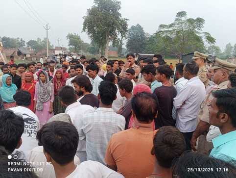 Family members enraged over the death of a young man, blocked the road in Dateli Kalan