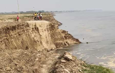 Danger looms over the Greenfield Expressway, cutting in front of Haibatpur