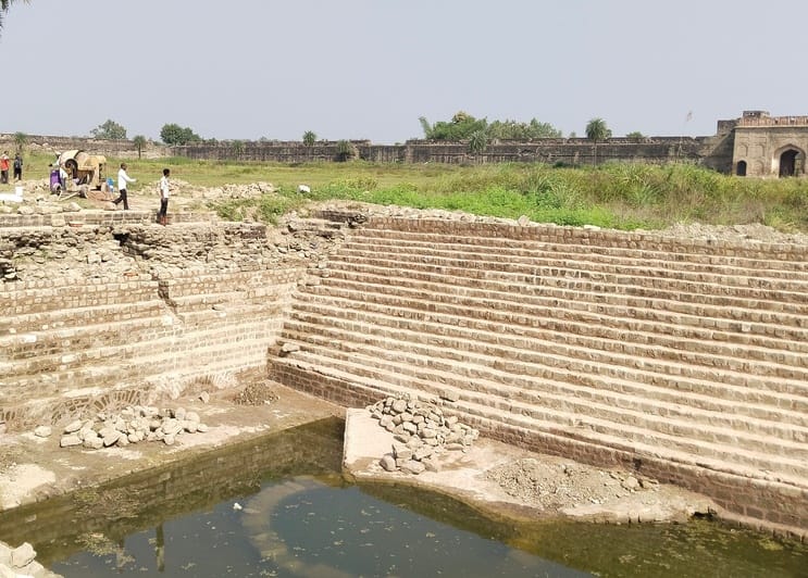 The stepwell of Patthargarh Fort will soon be seen in its original form.