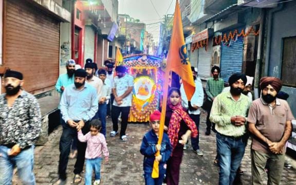 Sikh community takes out Prabhat Pheri on Prakash Parv